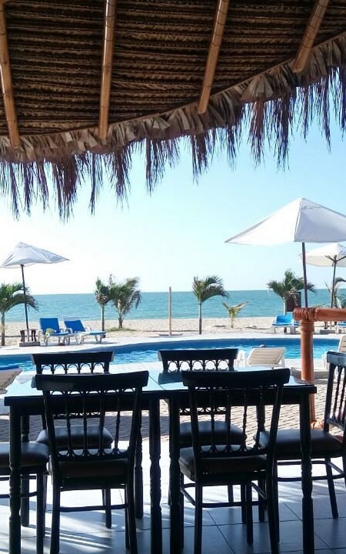 Hotel de playa en Tumbes - Nauti-K Beach Hotel - Piscina vista al mar